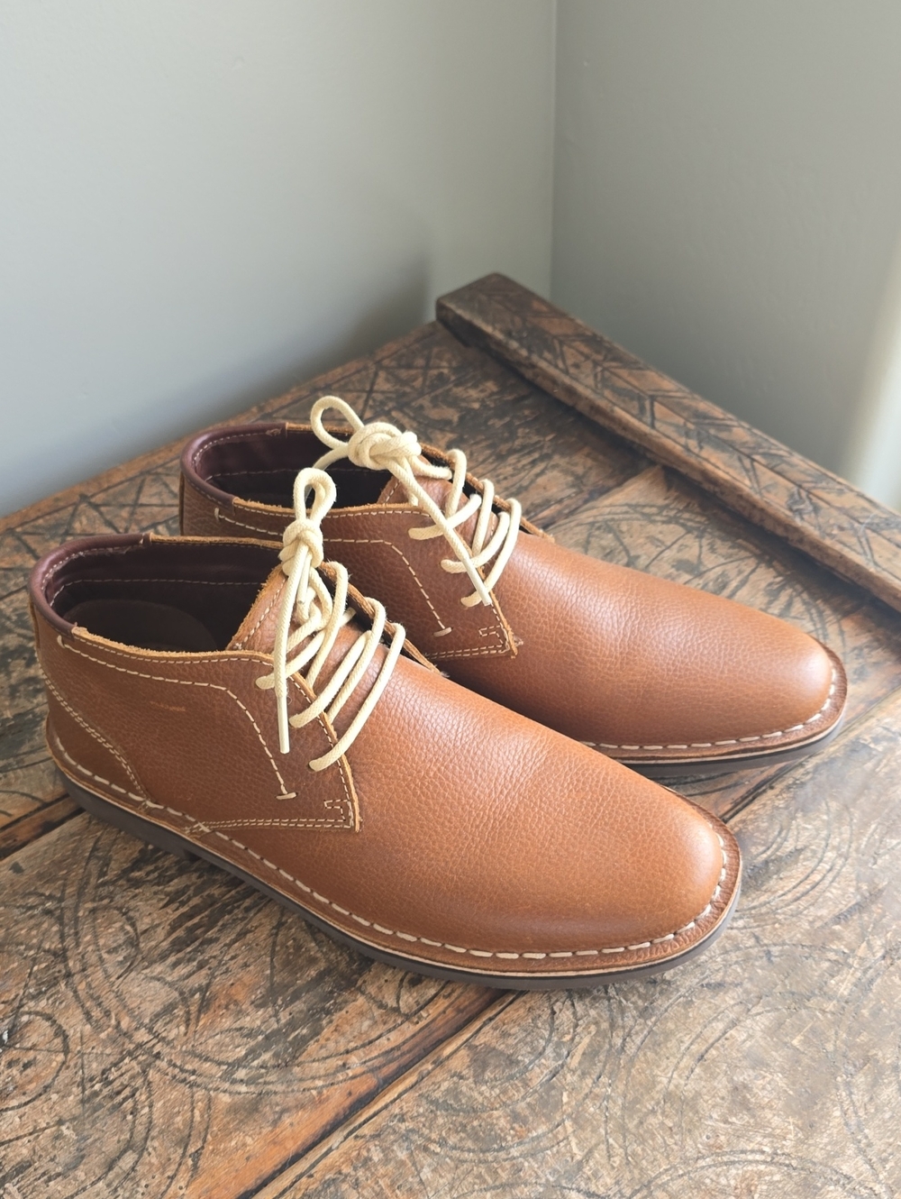 Kenneth Cole Tan Brown Leather Chukka Boots with Cream Laces
